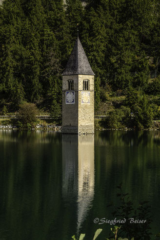 Kirchturm von Altgraun im Reschensee. Siegfried Beiser Photography.