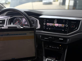 alt="Display im Auto zeigt eine aufleuchtende Motorkontrollleuchte an."