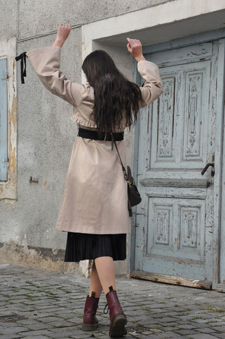 Outfit mit beigem Damen Trenchcoat mit schwarzem Gürtel Modeblog Nähblog Deutschland Fairy Tale Gone Realistic