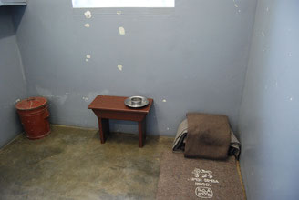 Crédit : Paul Mannix sur Wikipédia — originally posted to Flickr as Nelson Mandela's prison cell, Robben Island, South Africa CC BY-SA 2.0 https://creativecommons.org/licenses/by-sa/2.0/deed.fr pas de modification effectuée. 