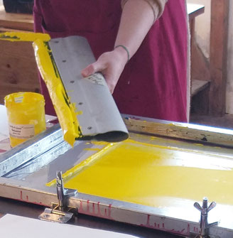 Teilnehmerin beim Siebdruck-Workshop in der Druckwerkstatt Craftschöpferey in Ganderkesee.