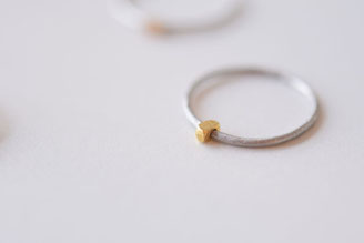 熟練のハンドメイド感が伝わる金とシルバーの指輪