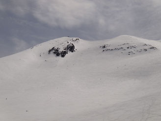 剣ヶ峰と朝日岳の間からBCスキーヤーが滑ってきます