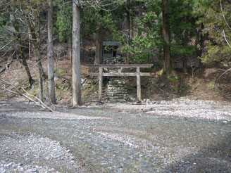 廃村茨川の神社、かろうじて水より逃れる?