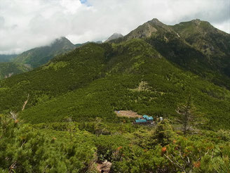 権現岳　阿弥陀岳　下には青年小屋