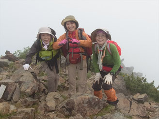 中岳山頂(2,715m)で、ここもガスの中