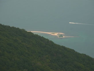 眼下に水島もちらり