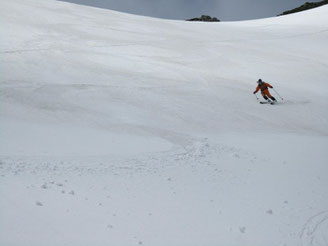 マヤクボ沢を滑降、ザラメ雪で快適