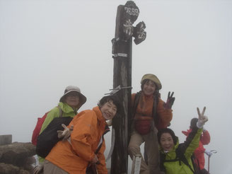 7:40 赤岳山頂到着。順番待ちで写真を撮る