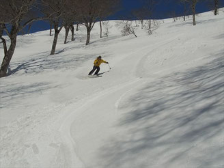 Ｏ氏、ザラメ雪を飛ばす