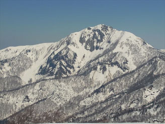 大渚山(1,566.3ｍ)山頂から雨飾山(1,963.2ｍ)アップ