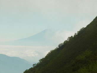 富士山が見えても、すぐにガスの中に消えます