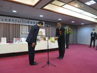 台東区長より表彰状を受け取る弊社代表の加藤