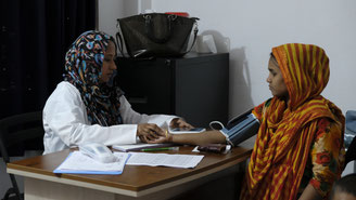 Dacca. Contrôle de l'état de santé au centre de HFC.