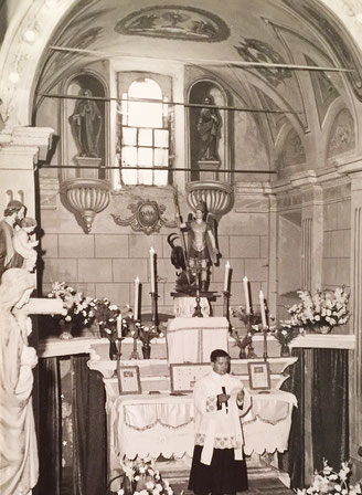 ASCO - 1961 - L'abbé Paoletti célébrant un mariage - L'autel est surmonté par la statue de Saint Michel (cliché personnel)