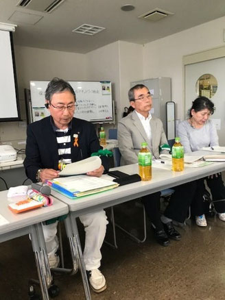 質問に答える代表