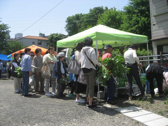 新鮮野菜に行列ができました。