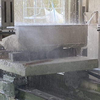 Découpe du bloc entier au fil diamant