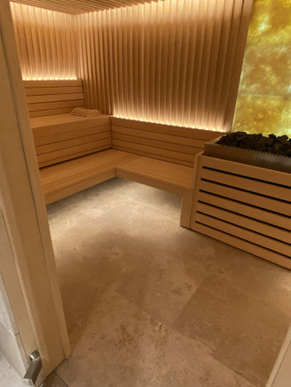 Sauna avec dallage en pierres naturelles françaises