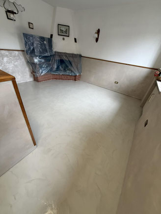 Pavimento con resina effetto spatolato