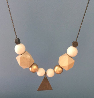 sautoir composé de perles en bois rondes et hexagonales avec breloque triangle laiton bronze