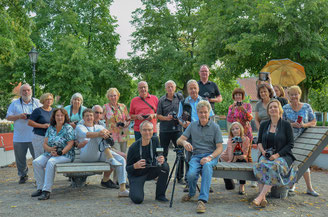 Die Fotogruppe SichtWeisen - versammelt zu einem gemeinsamen Fotoshooting unter der Hochspannungsleitung an der Autobahnabfahrt Mühlenbeck am 05.07.2019