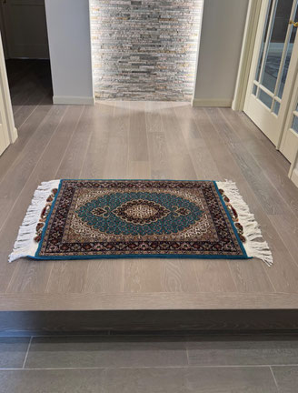 TABRIZ wool&silk  90x60 ポシティサイズ　PIROUZIAN工房の伝統的なマヒ柄（FISH）は落ち着きのあるお玄関に絶妙に調和し上質なコントラストと深みを与え品格をもたらします。イランの職人技ならではの究極の迎えの一枚です