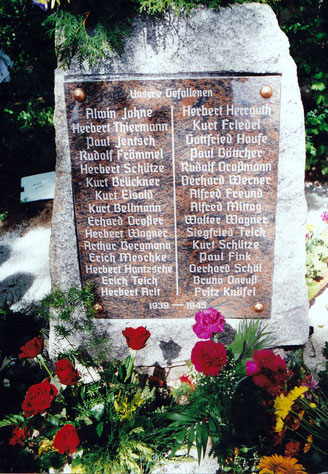 Bild: Seeligstadt Kriegerdenkmal 2001 Friedhof