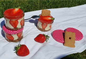 Fruchtige Erdbeer-Spekulatiuscreme im Glas mit frischen Erdbeeren und knusprigen Spekulatius