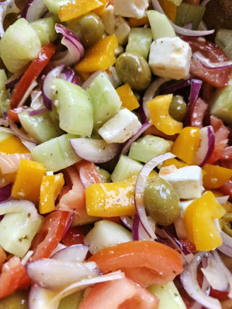 Griechischer Bauernsalat mit Feta, Gurke, Tomaten, Paprika und Oliven