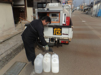 ポリタンクに給油中の新井さん