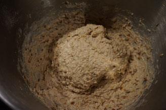 Knuspriges Saatenbrot aus Sauerteig und Roggenmehl