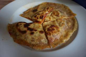 Goezlizza - Goezleme und Pizza in einem - mit Salami und Kaese