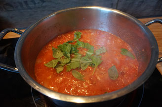 Spaghetti mit schneller Basilikum Tomatensosse