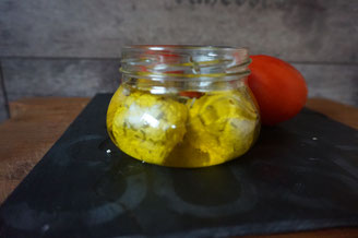 selbstgemachte Mozzarella in Chili-Olivenoel eingelegt