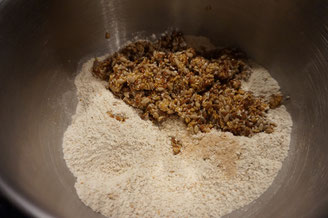 Knuspriges Saatenbrot aus Sauerteig und Roggenmehl