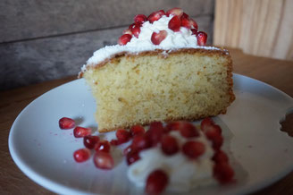 Rezept einfacher saftiger Vanillekuchen mit Sahne und Granatapfel
