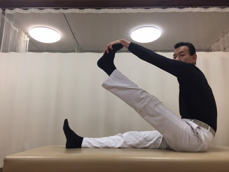 手で足を引き上げていきます