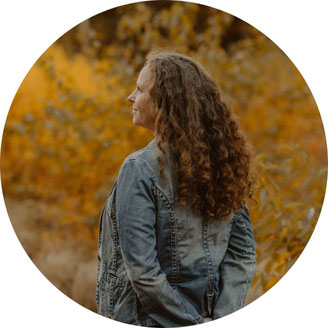 Susanne Kruse – Frequenzarbeit und Bewusstseinscoaching. Eine geöffnete Hand zwischen goldenen Blättern, Symbol für Präsenz, Weichheit und tägliche Rückverbindung. Verkörpert die Essenz der Wachstumsreise: 100 Tage in deiner Frequenz – still, echt, geführ