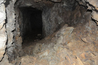 地下壕内部の掘削跡