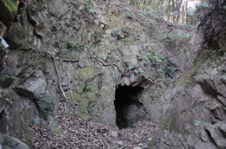 岩盤を掘り込んだ地下壕の入り口