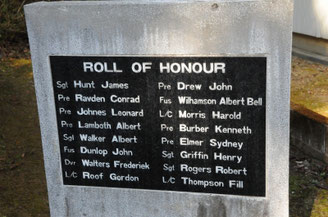 １６名の名前が記された墓碑