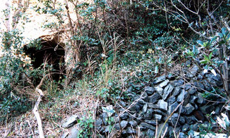 ポンプ室用地下壕③の南側入り口の石組み