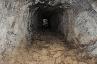 地下壕西端の入り口を内部から見る