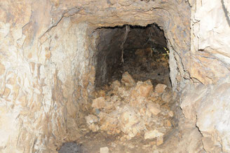 地下壕入り口を内部から撮影