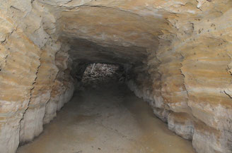 地下壕内部から北側入り口を見る。