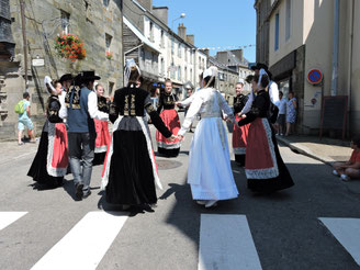 Danseurs bretons dans la rue pour une animation de danse bretonne en costume traditionnel de Quimper