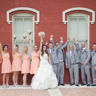 Hochzeitsgäste im stilvollen Look: Tipps für die perfekte Kleiderwahl als Hochzeitsgast, mit und ohne Dresscode. Erfahre, wie du dich stilvoll kleidest, auch wenn das Brautpaar keinen Dresscode vorgibt.