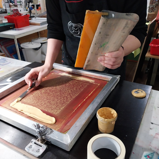 Teilnehmerin beim Siebdruck-Workshop in der Druckwerkstatt Craftschöpferey in Ganderkesee.
