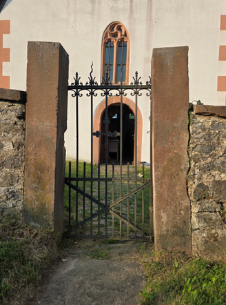 Eingang der Johanniter-Kirche Unter-Lais